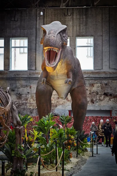 Figur Eines Carnotaurus Auf Der Dinosaurier Ausstellung Charkow Ukraine 2021 — Stockfoto