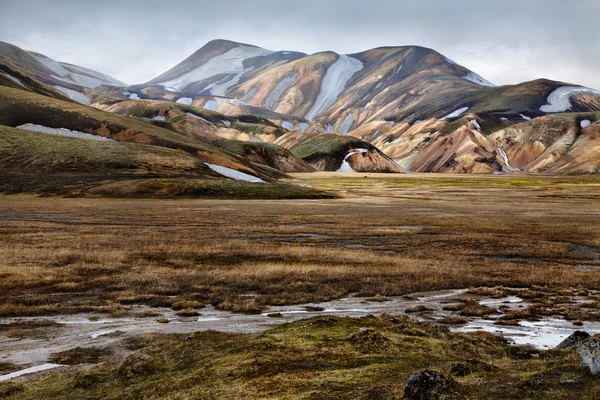 De kleurrijke ryoliet bergen van landmannalaugar, IJsland — Stockfoto
