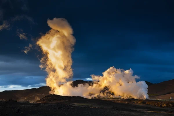 Steam erupting from geothermal power station at sunset — Stock Photo, Image