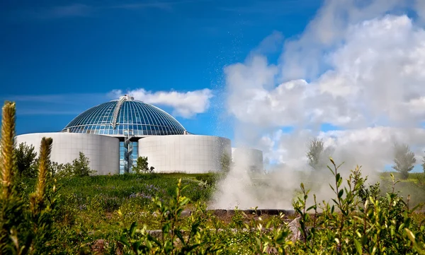 O Perlan e o pequeno geysir — Fotografia de Stock