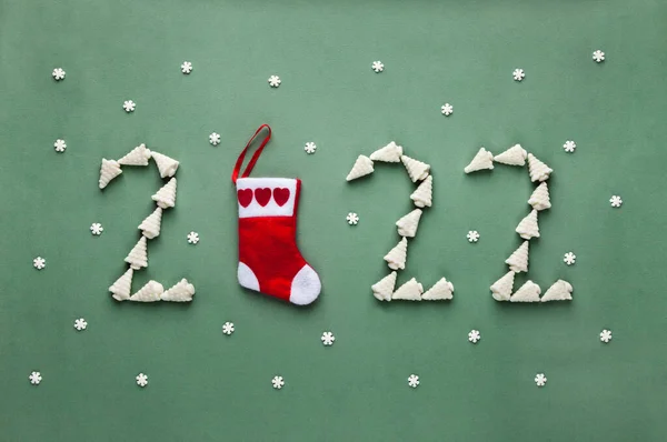 Nummers 2022 Van Nieuwjaarsboom Vormige Marshmellow Snoepjes Kerstsok Groene Achtergrond — Stockfoto