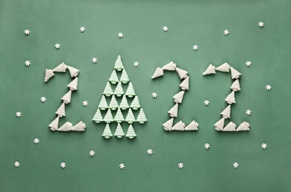 Nummers 2022 Van Nieuwjaarsboomvormige Marshmellow Snoepjes Groene Achtergrond Met Sneeuwvlokken — Stockfoto