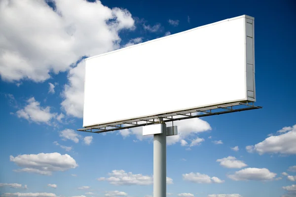 Pusty billboard na błękitnym niebie — Zdjęcie stockowe