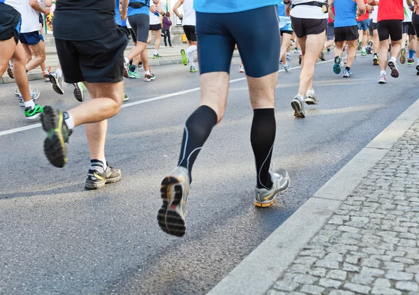 Correr en maratón de la ciudad en la calle —  Fotos de Stock