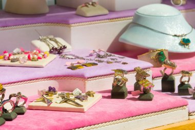 Kuyumcu aksesuarları çeşitli