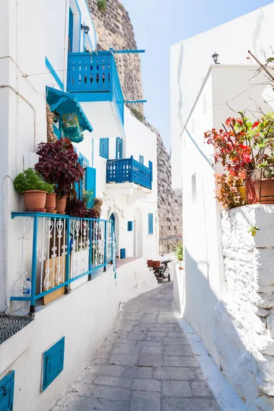 Narrow street in greek city — Stock Photo, Image