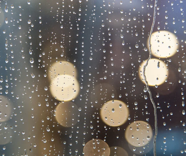 Regen auf Fenster mit abstrakten Lichtern — Stockfoto