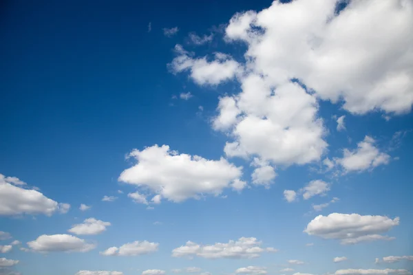 Blauer Himmel mit weißen Wolken — Stockfoto