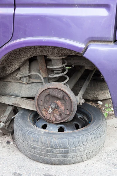 Broken wheel in wreck car — Stock Photo, Image