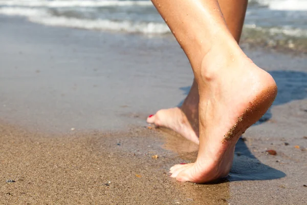 Vrouw die op het strand loopt — Stockfoto