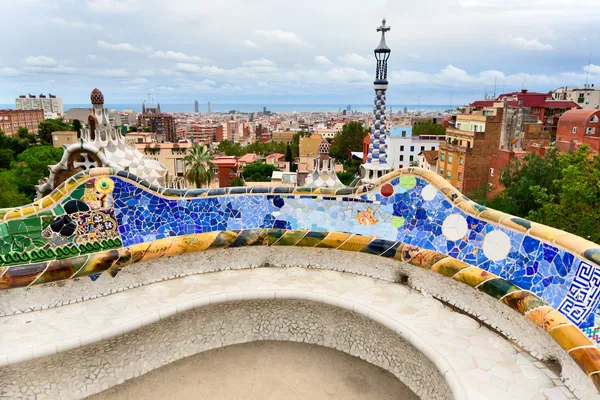 The bench by Gaudi in Parc Guell. Barcelona. — Stock Photo, Image