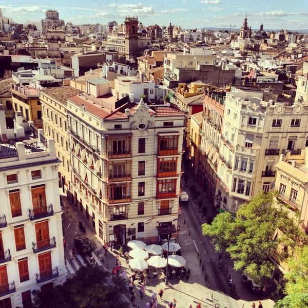 Valencia-Dächer, Blick von oben gegen blauen Himmel. Spanien. — Stockfoto