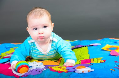 yakın çekim güzel bebek 3 aylık portresi