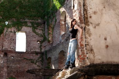 şehvetli kadın, ıssız bir yerde, şehvetli bir gülümseme ile seyir oldukça kırılgan.