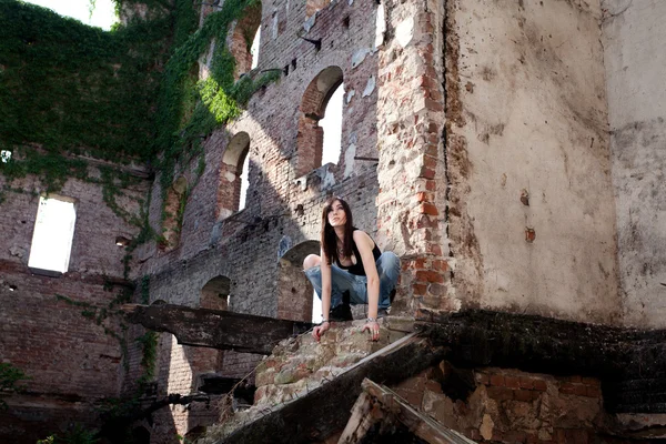 Lovely brunette with a rockier attitude posing in a deserted building. — Stock Photo, Image