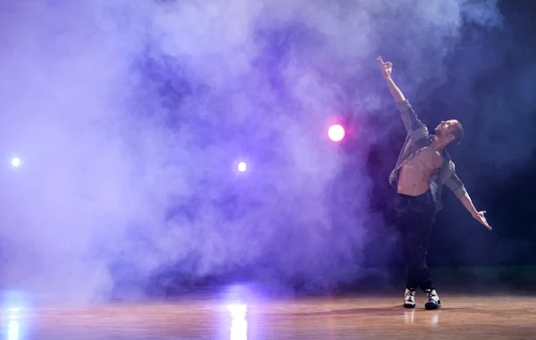 adam bir çağdaş dans performans