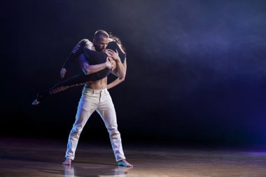 şehvetli çift çağdaş dansçılar