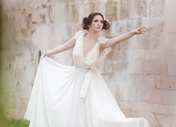 Mujer encantadora en vestido largo blanco — Foto de Stock