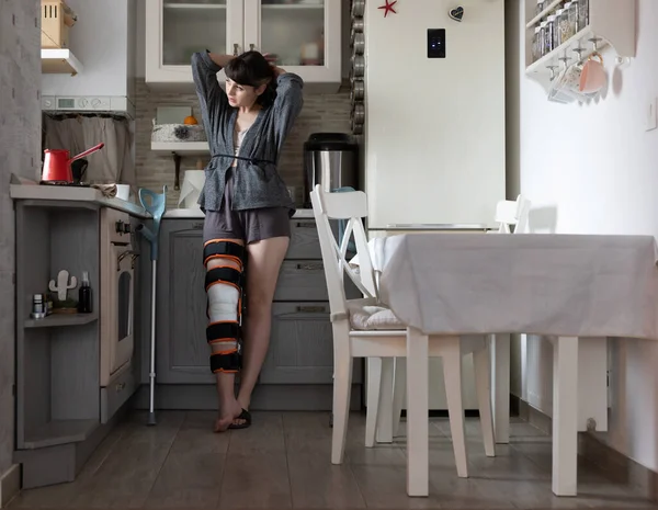 Genç Bir Kadın Mutfakta Dikilip Pencereden Dışarı Bakıyor — Stok fotoğraf