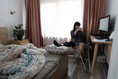 ACL ameliyatından sonra işe ara verip çay içen genç bir kadın..