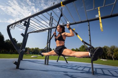 Genç fitness kadını askıya alındı. Parkta Trx 'ten ayrıldı..