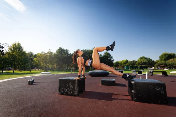 Young Fitness Woman Doing Single Leg Hip Thrust Park — Stock Photo, Image