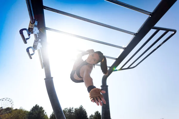 Young Fitness Woman Suspended Monkey Bars Smiling Camera — Stock Photo, Image