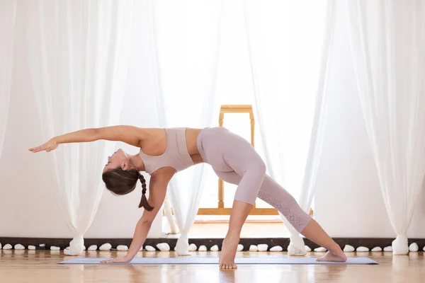 Junge Frau Camatkarasana Oder Wilder Dingspose — Stockfoto