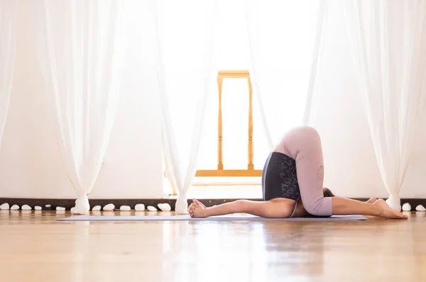 Junge Frau Karnapidasana Pose Oder Ohrendruck Pose — Stockfoto