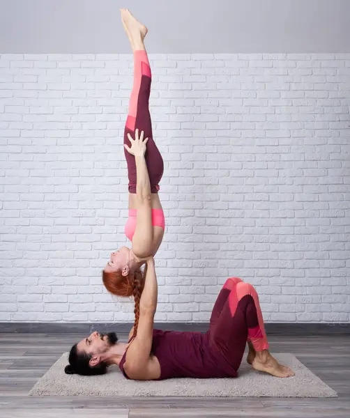 Jeune Couple Amuser Maison Avec Acro Yoga Pose Épaule Libre — Photo