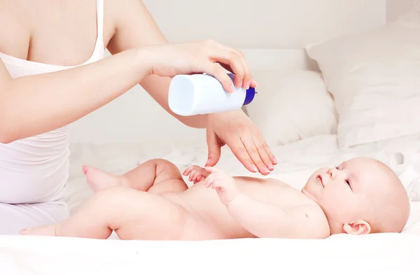 Mother using powder — Stock Photo, Image