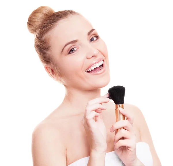 Mujer aplicando maquillaje — Foto de Stock