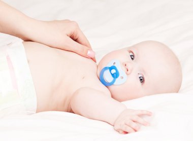moeder en baby masseren