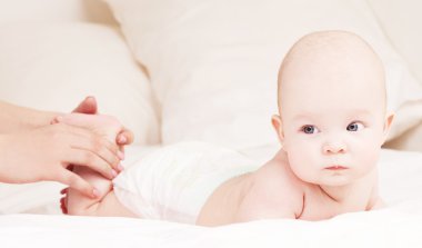 moeder en baby masseren