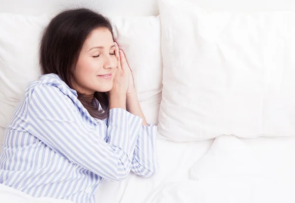 Mujer en la cama —  Fotos de Stock