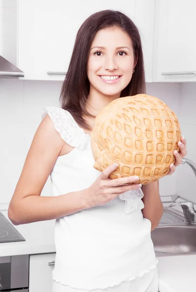 Nő kenyérrel — Stock Fotó