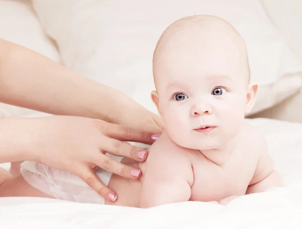 Mãe massageando bebê — Fotografia de Stock