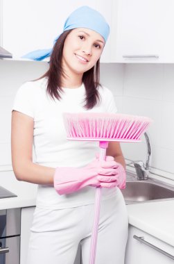 bir süpürge ile ev hanımı