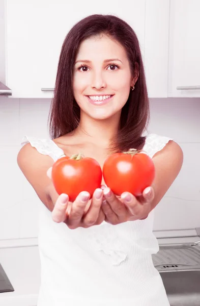 Женщина с помидорами — стоковое фото