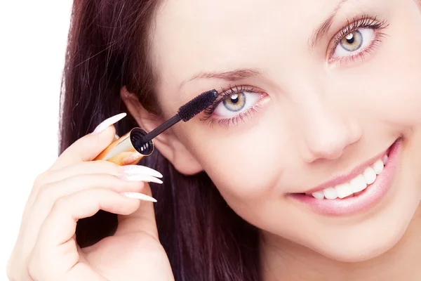 Donna che applica Mascara — Foto Stock