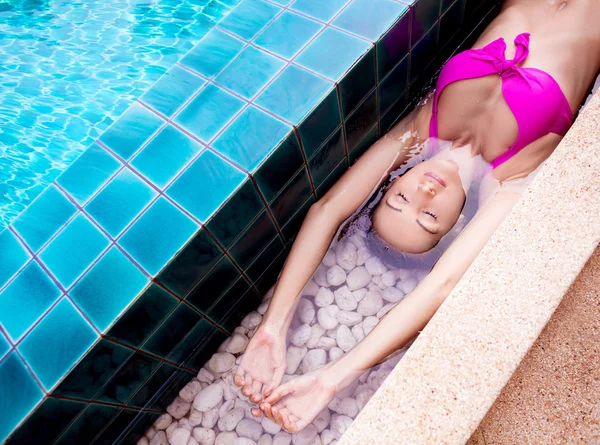 Mujer en la piscina — Foto de Stock