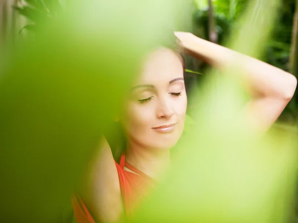 Mujer en el jardín — Foto de Stock