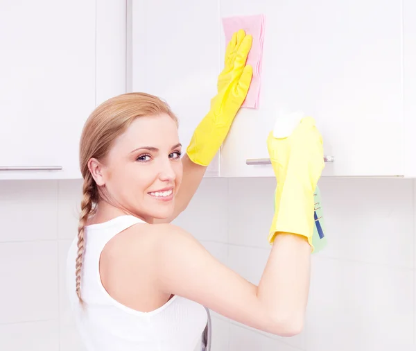 Huisvrouw schoonmaken meubilair — Stockfoto