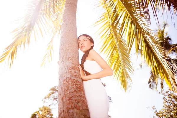 Donna vicino alla palma — Foto Stock