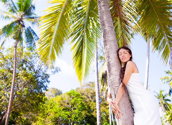 Mujer cerca de palmera — Foto de Stock