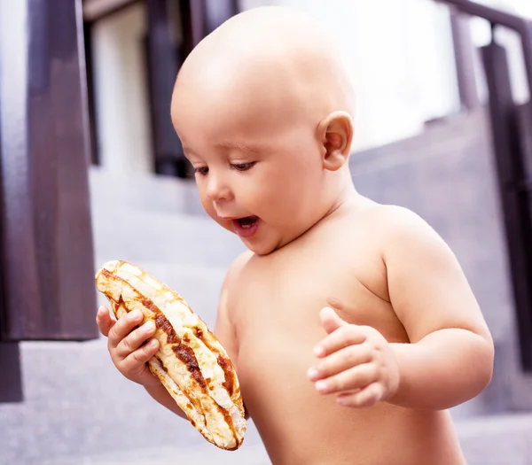 Baby met brood — Stockfoto