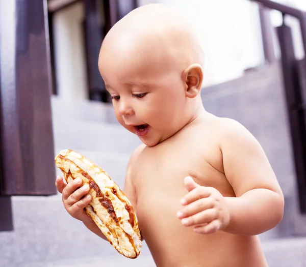 Baby mit Brot — Stockfoto