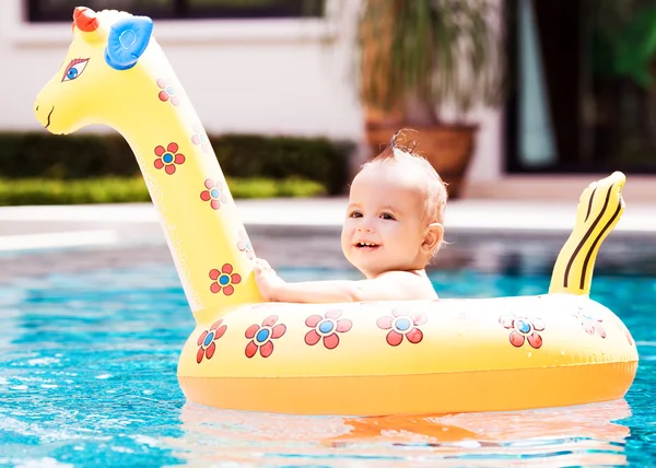 Bebê com um flutuador — Fotografia de Stock