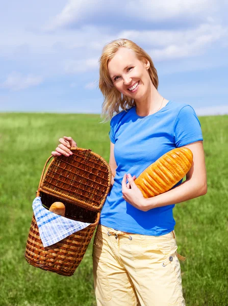 Frau mit Korb — Stockfoto