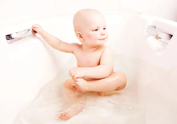 Barnet badar — Stockfoto